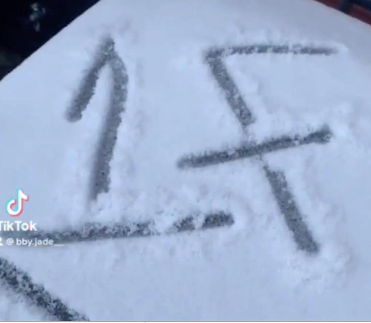 Женщина обнаружила на снегу странный иероглиф. Расшифровка с помощью интернет-форума заставила ее обратиться в полицию