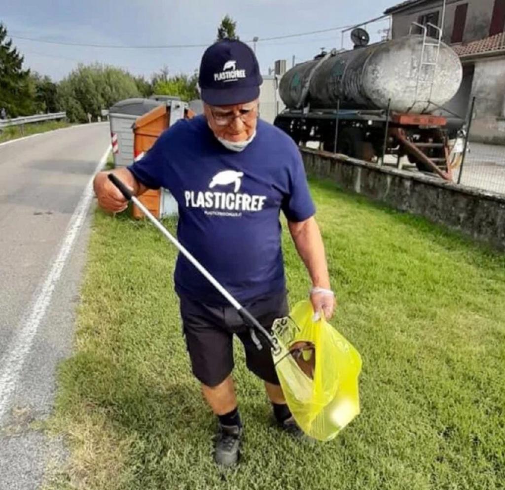 85-летний итальянец бесплатно убирает мусор с пляжей, потому что бережно относится к природе и экологии