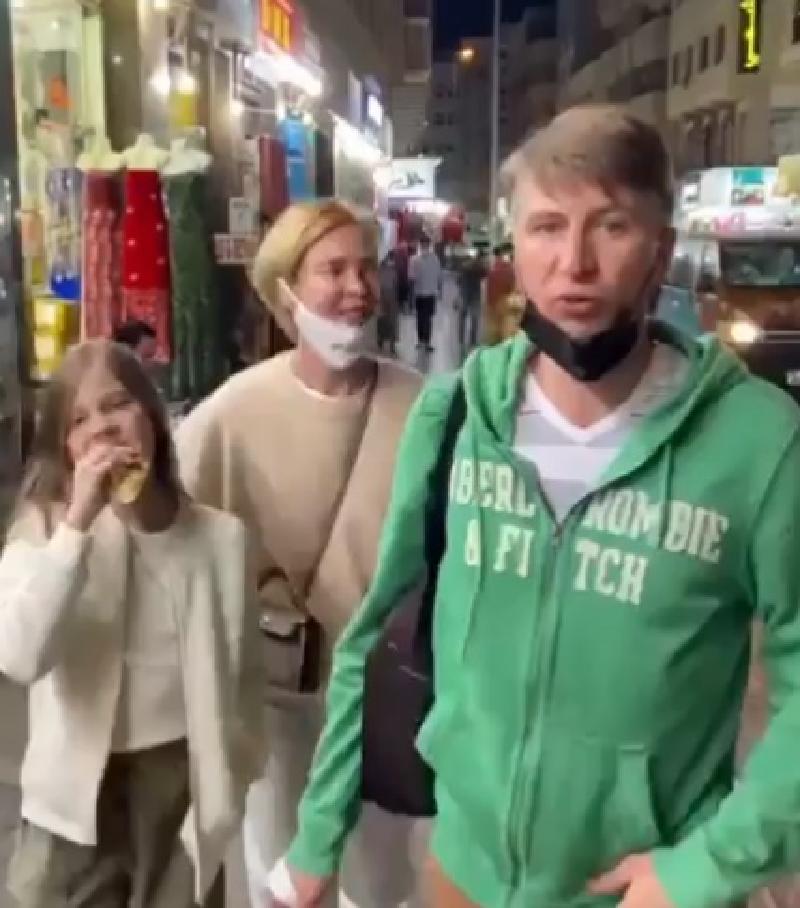 "Таньке на выпускной ищем платье": Алексей Ягудин с семьей прогулялся по одному из рынков в Дубае