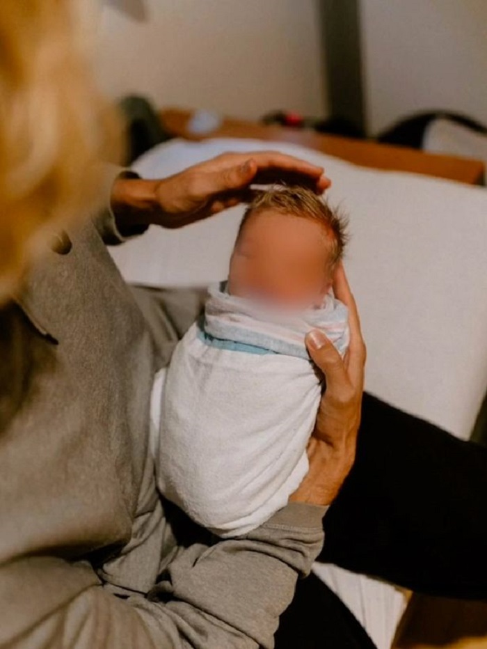 «Появился на свет с укладкой»: женщина родила ребенка с густой шевелюрой на голове