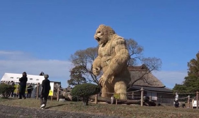Жители японского городка пошли на крайние меры, чтобы отпугнуть КОВИД-19, построив 7-метровую соломенную гориллу