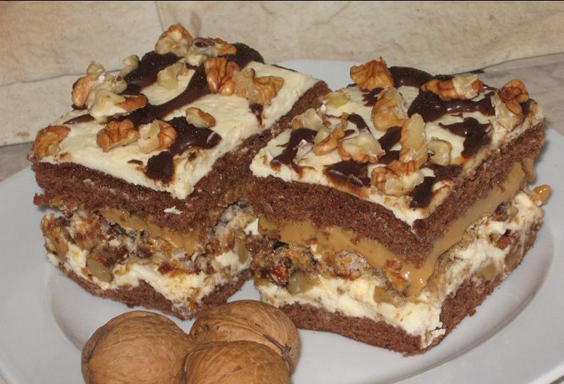 Торт "Сникерс" с грецкими орехами, безе и вареной сгущенкой: рецепт десерта, который понравится даже самому капризному гурману