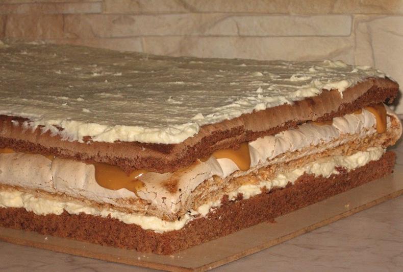Торт "Сникерс" с грецкими орехами, безе и вареной сгущенкой: рецепт десерта, который понравится даже самому капризному гурману