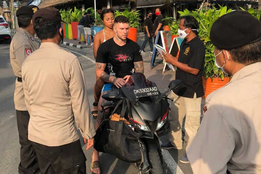 На Бали туристов штрафуют за отказ носить маску, но если они признают свою ошибку, их заставляют подметать улицу или отжиматься