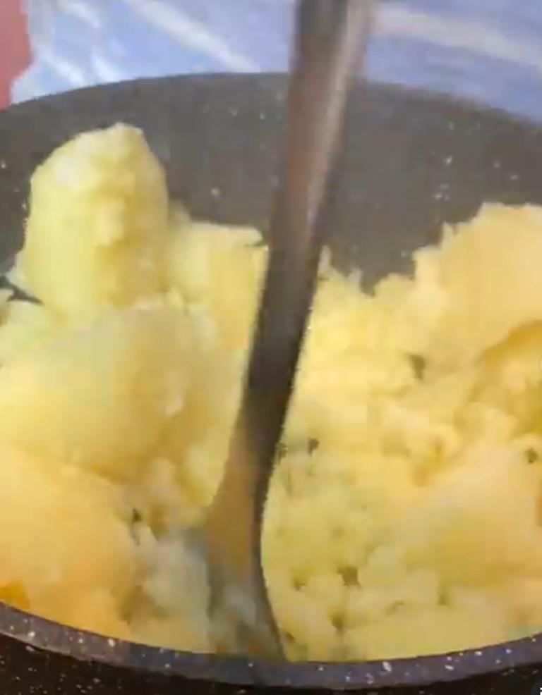 Обычные котлеты уже поднадоели, да и дорого часто их готовить: блогер заменил мясо в рецепте на картофель