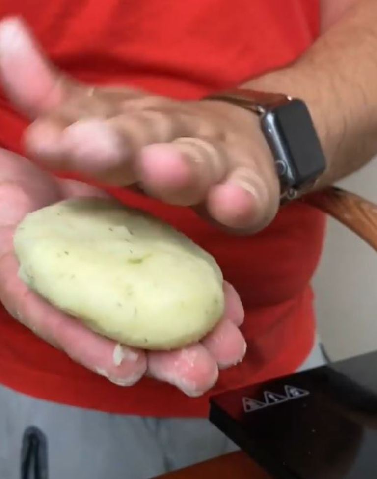 Обычные котлеты уже поднадоели, да и дорого часто их готовить: блогер заменил мясо в рецепте на картофель