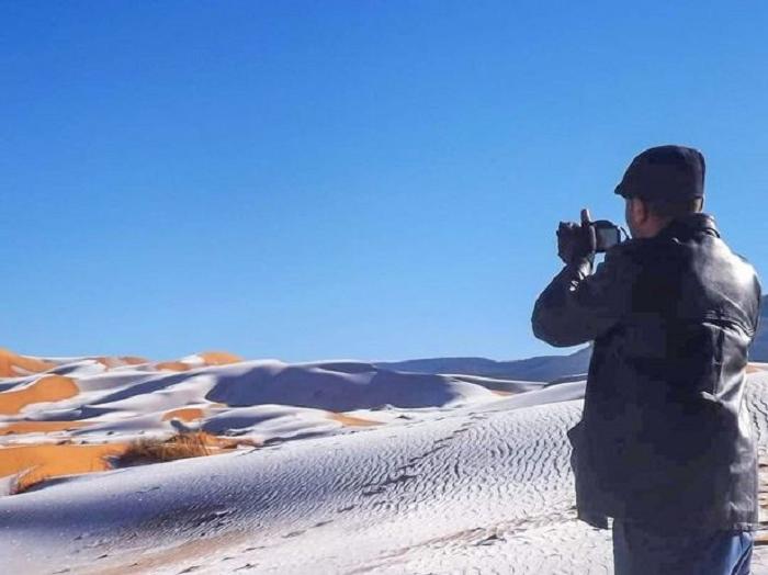 В Сахаре выпал снег и ударил мороз, и эти фото песчано-снежных дюн завораживают