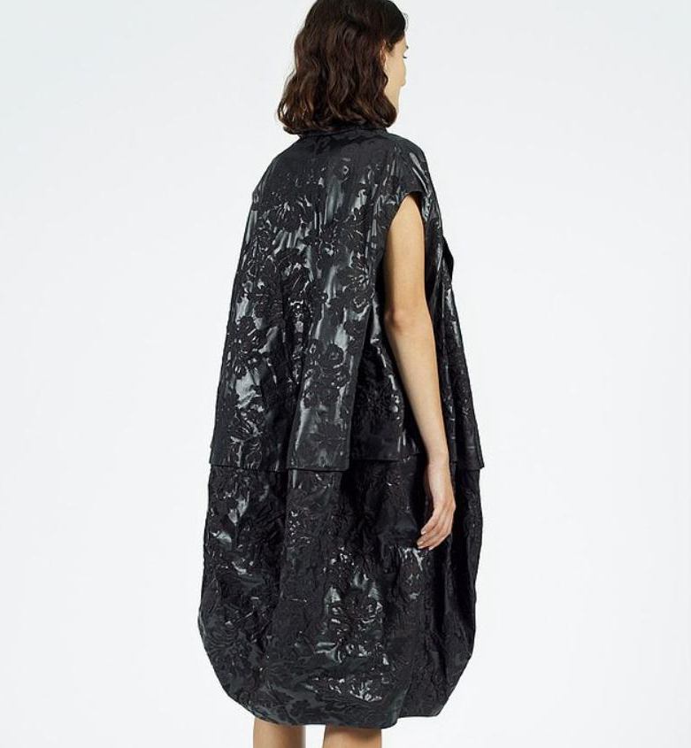 Покупатели не оценили современную моду: черное пышное платье модного бренда выглядит как мешок для мусора, да еще и стоит £485 (48 000 рублей)