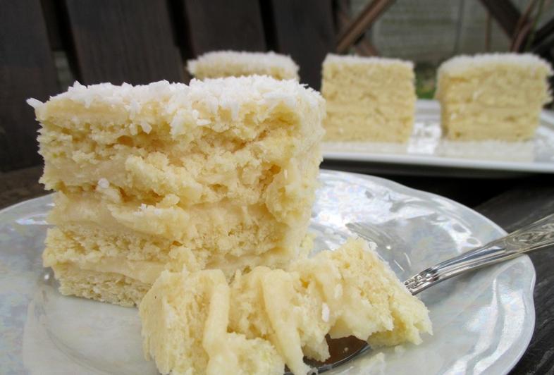 Нежный белоснежный торт "Ангел" украсит собой любой стол. И понравится любителям кокосовой выпечки