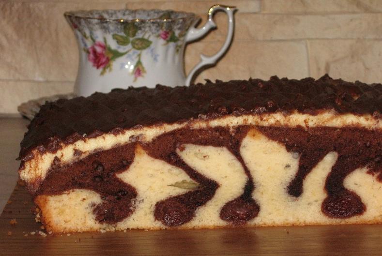 Эффектный торт "Фиджи" с вишней и шоколадной глазурью: рецепт вкусного бисквитного десерта