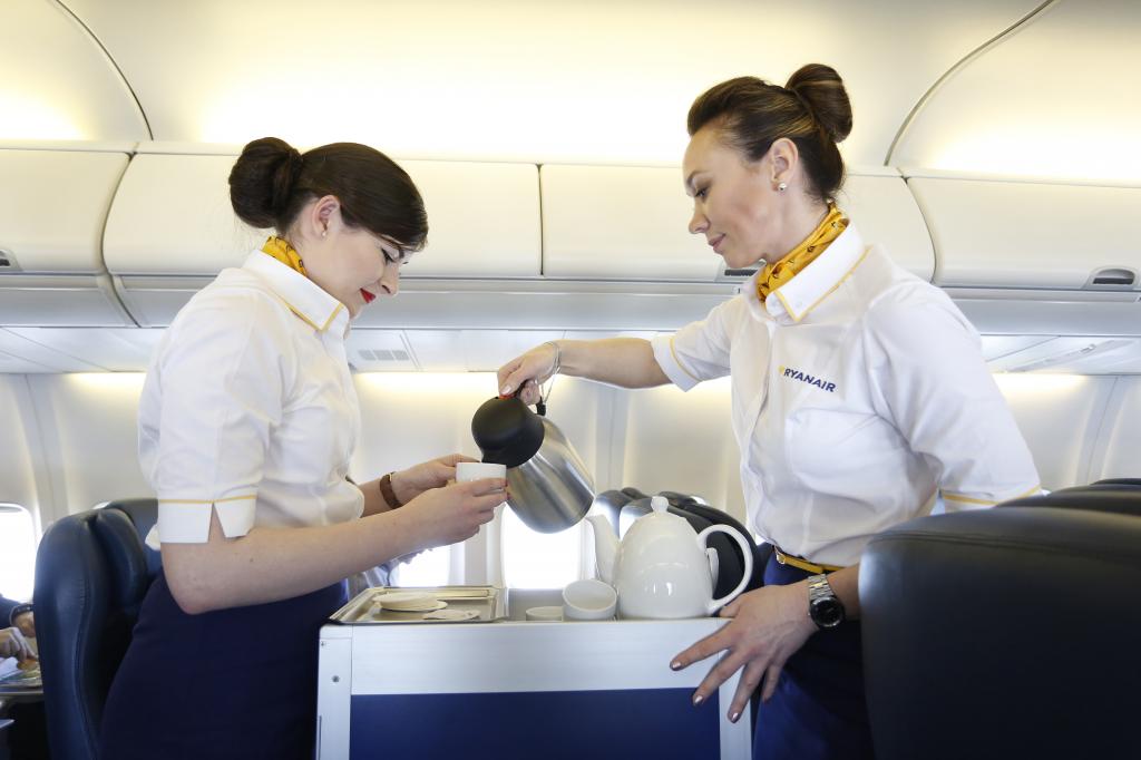 Чай, кофе и горячая вода: стюардесса рассказала о напитках, которые не стоит употреблять в самолете, если вы заботитесь о своем здоровье