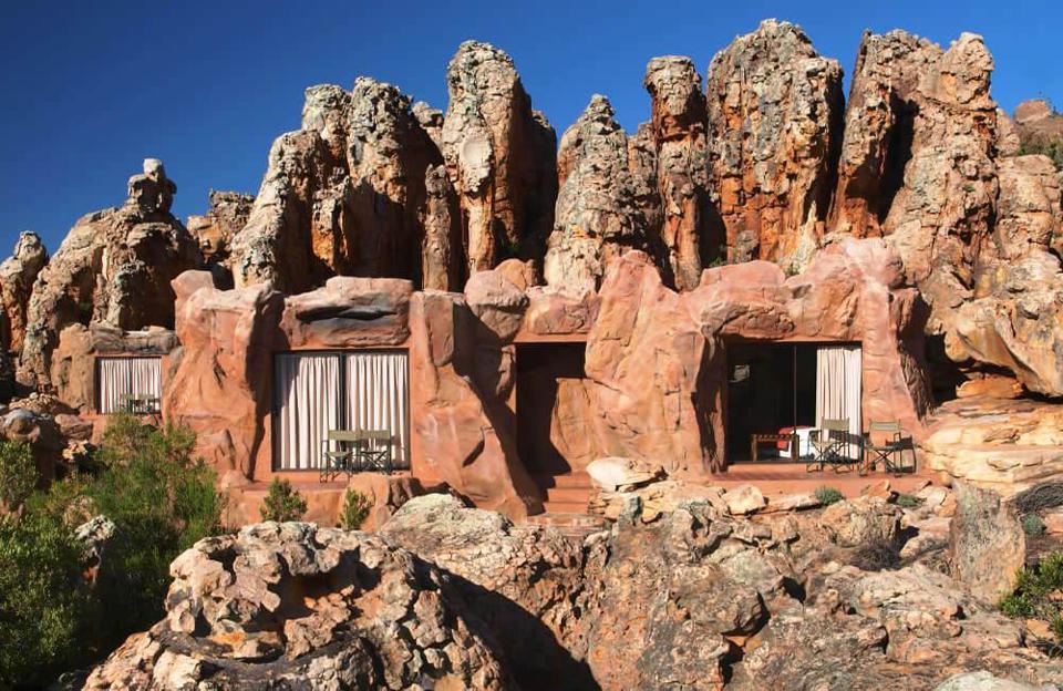 Как выглядят внутри 10 самых удивительных пещерных отелей мира