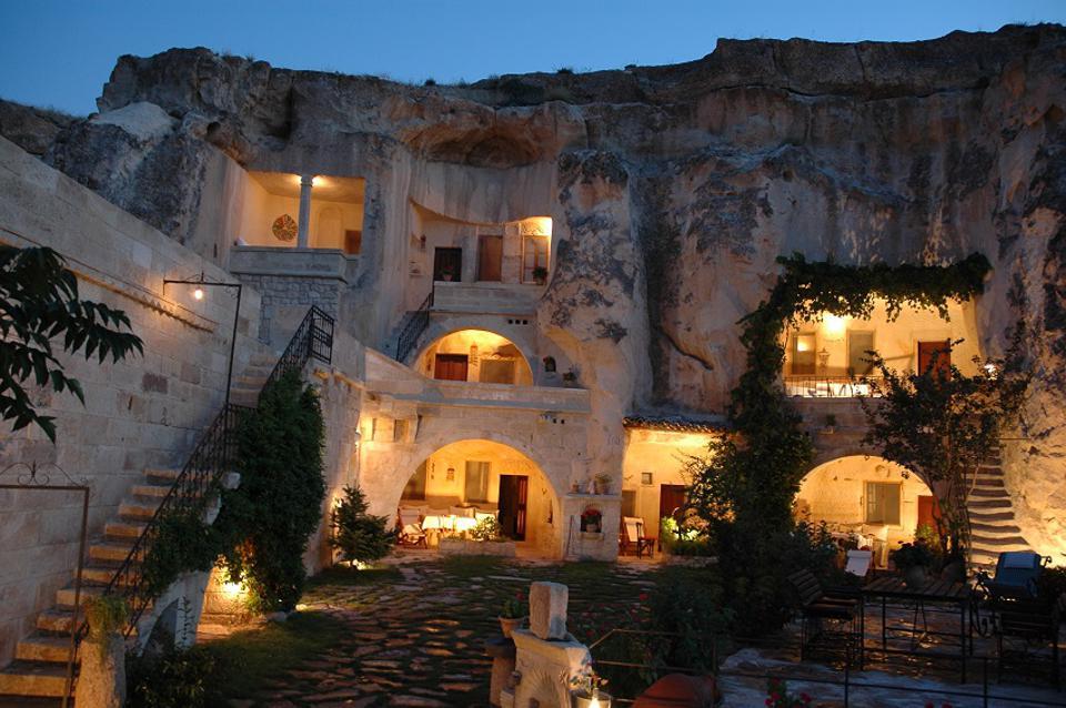 Как выглядят внутри 10 самых удивительных пещерных отелей мира