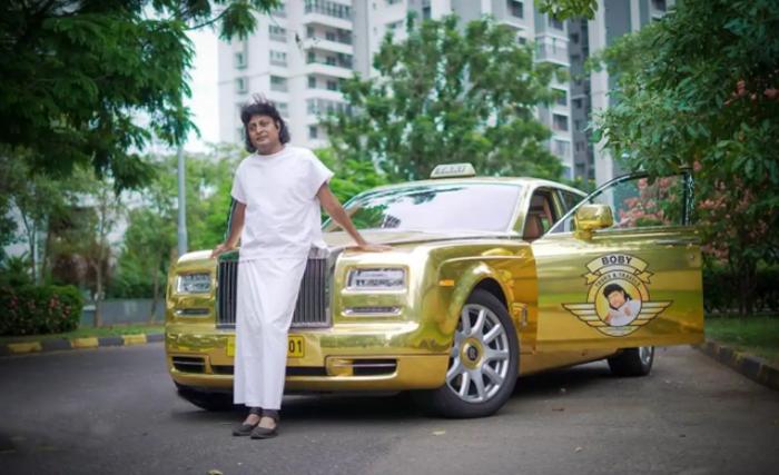 Индия: бизнесмен превратил Rolls-Royce в такси с логотипом своей компании и покрасил его в золотой цвет