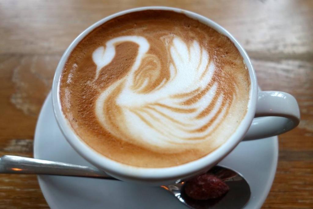 Ученые назвали латте худшим кофейным напитком для окружающей среды из-за количества молока - это способствует большим выбросам углекислого газа