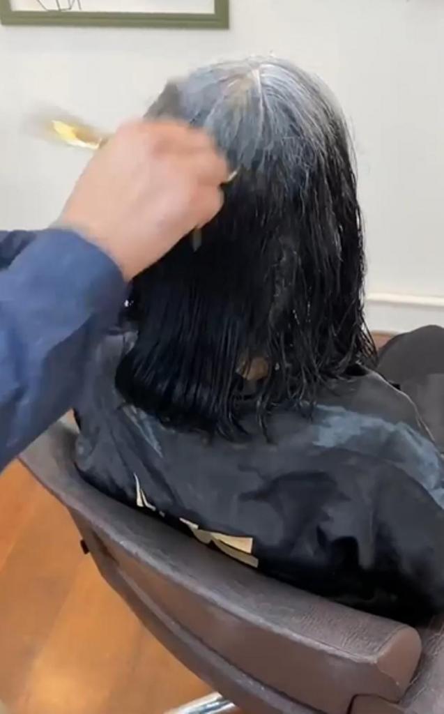 Женщина с отросшими седыми корнями пришла к парикмахеру, но тот не стал их закрашивать: результат впечатляет