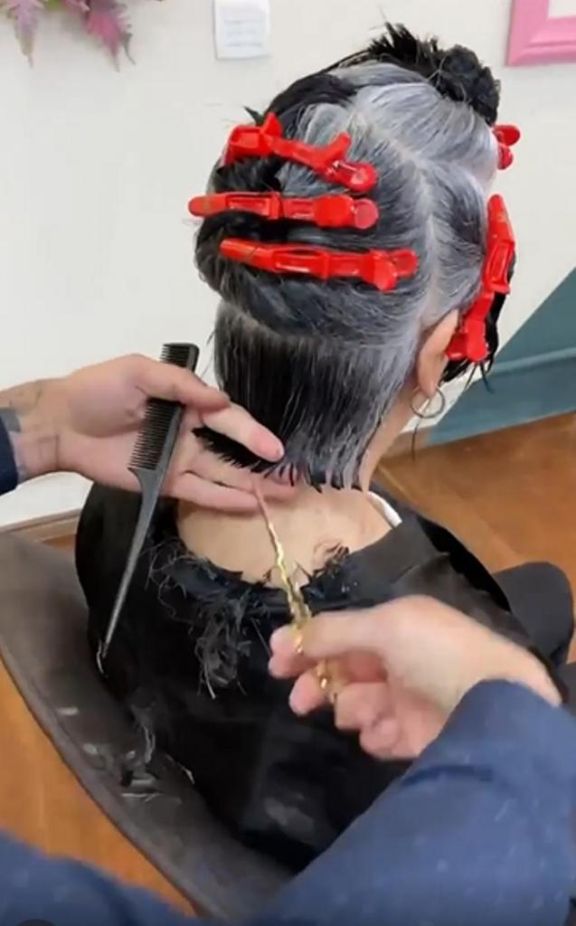 Женщина с отросшими седыми корнями пришла к парикмахеру, но тот не стал их закрашивать: результат впечатляет