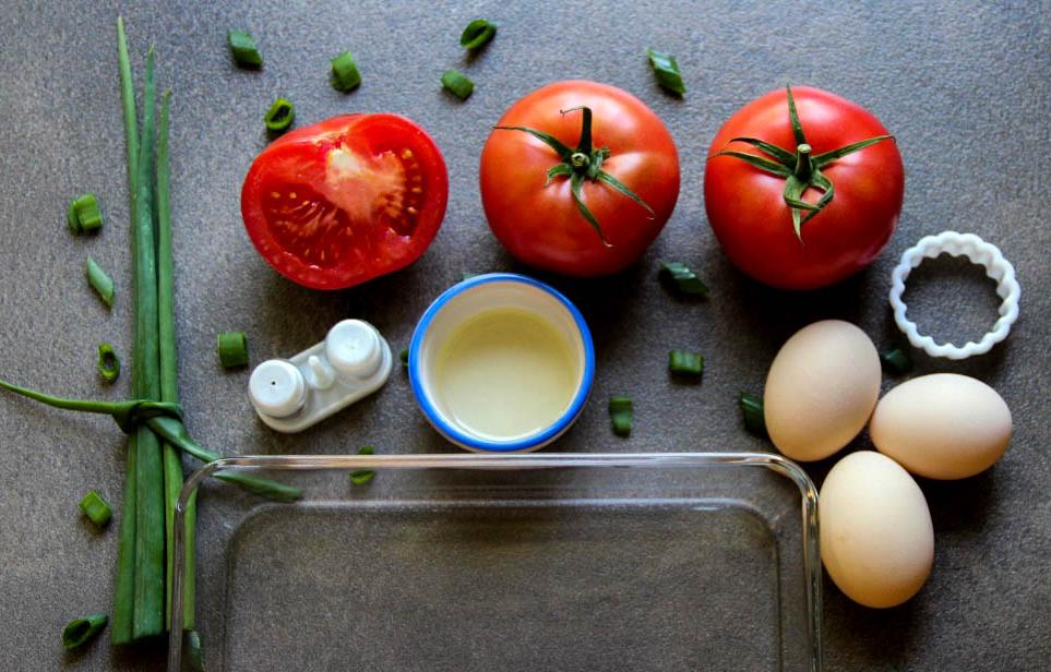 Люблю баловать домашних необычными красивыми завтраками: делаю яичницу в помидорах в духовке