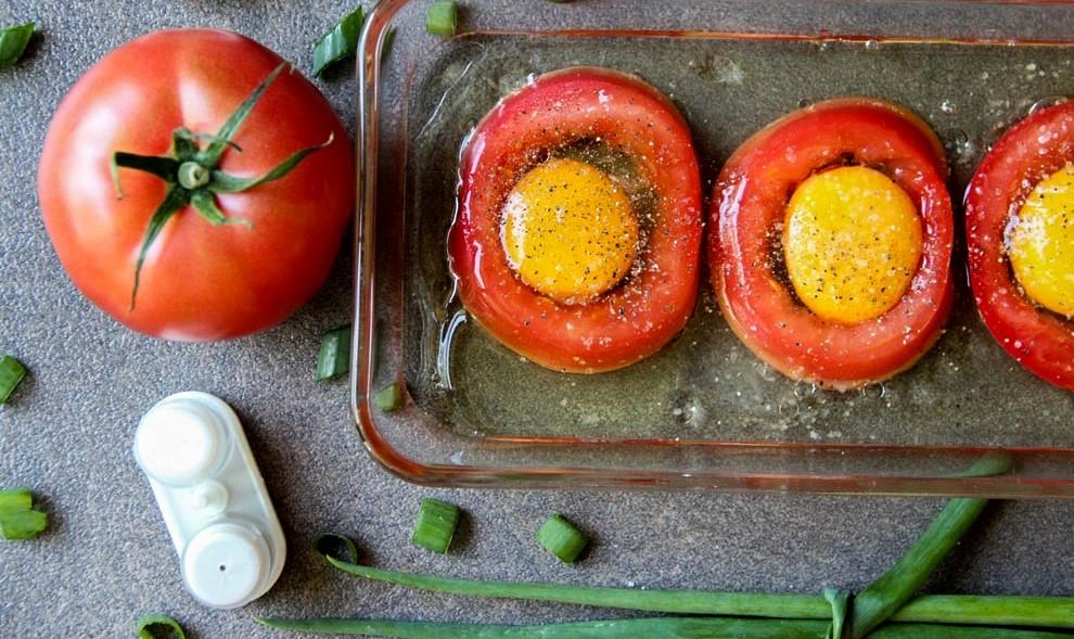 Люблю баловать домашних необычными красивыми завтраками: делаю яичницу в помидорах в духовке