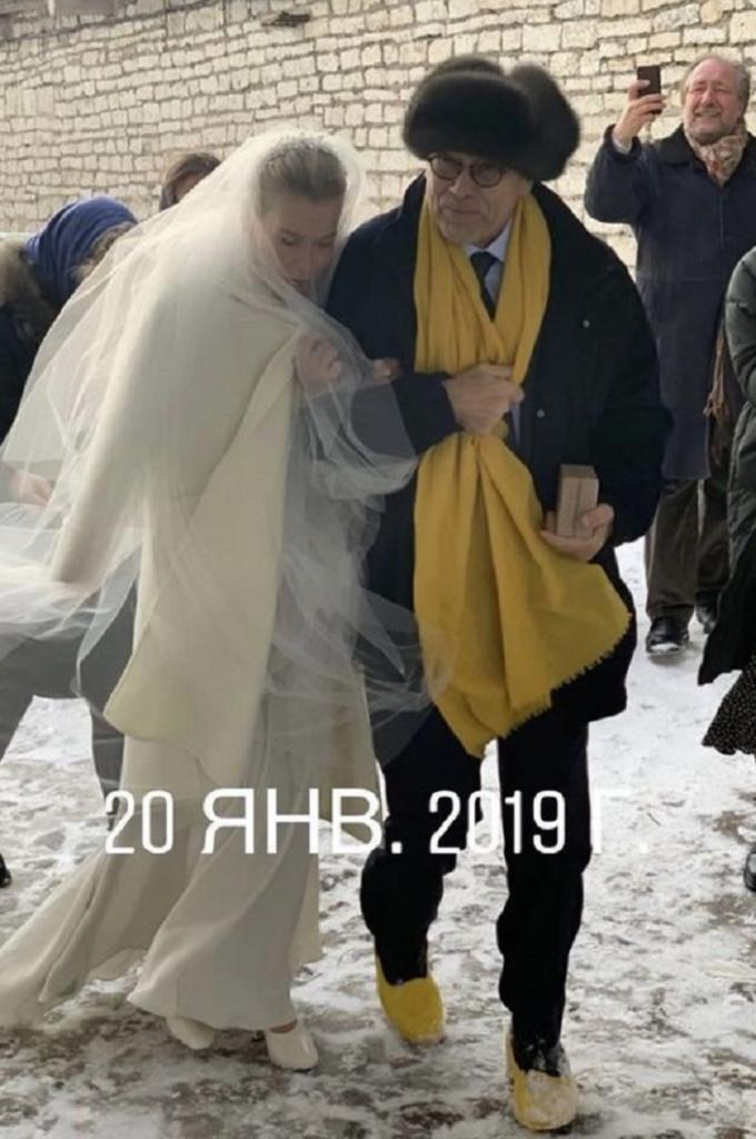 Невеста кутается от мороза: Юлия Высоцкая показала архивное фото с венчания