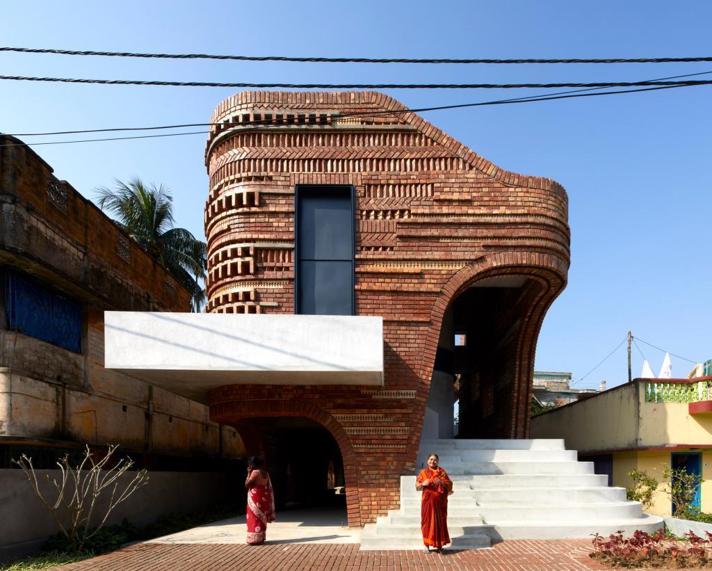 Архитекторы построили общественный центр из терракотового кирпича в Индии, отдав дань культурным традициям страны