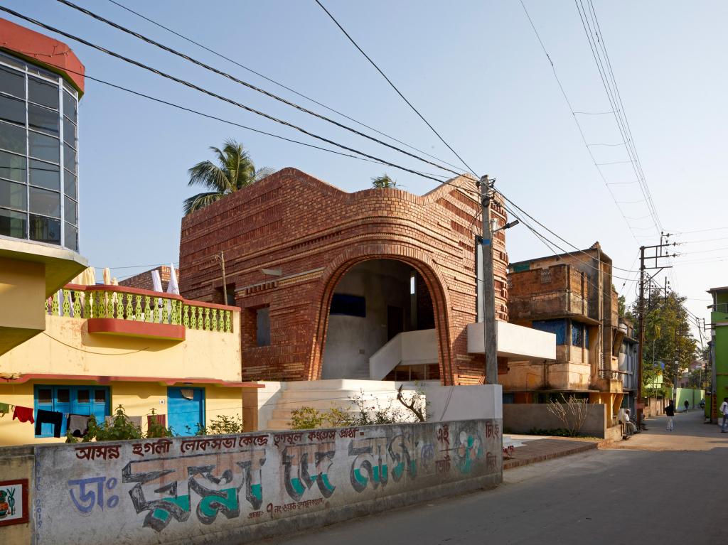 Архитекторы построили общественный центр из терракотового кирпича в Индии, отдав дань культурным традициям страны