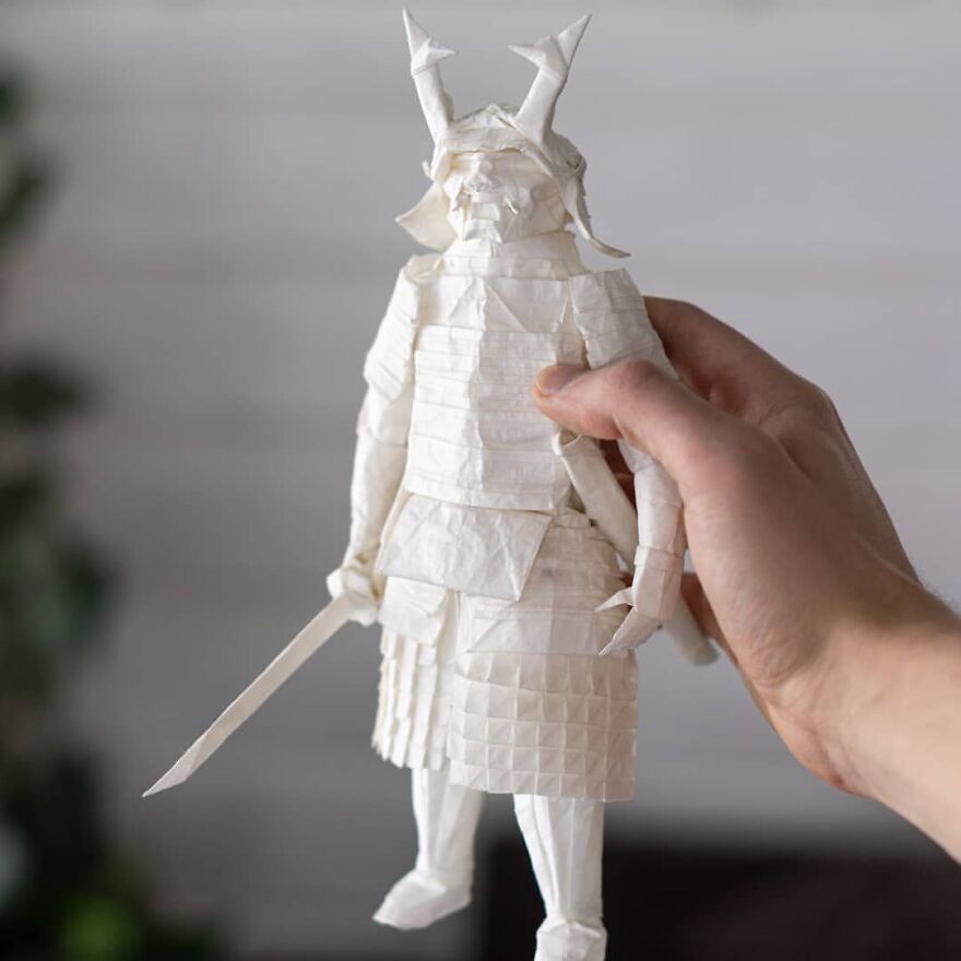 Финский художник провел 3 месяца, складывая воина-самурая из одного листа бумаги