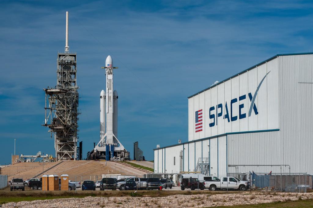 SpaceX успешно запускает в космос еще 60 спутников Starlink: это приблизило их число к 950