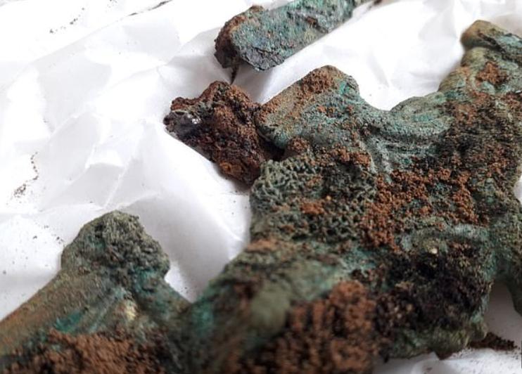 Тысячи бус и брошей были обнаружены в Нортгемптоншире наряду с оружием, тканями и другими драгоценными находками