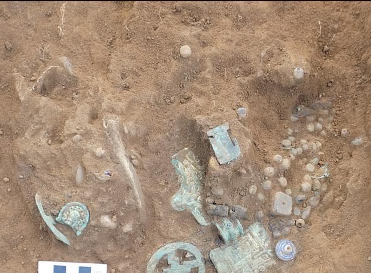 Тысячи бус и брошей были обнаружены в Нортгемптоншире наряду с оружием, тканями и другими драгоценными находками