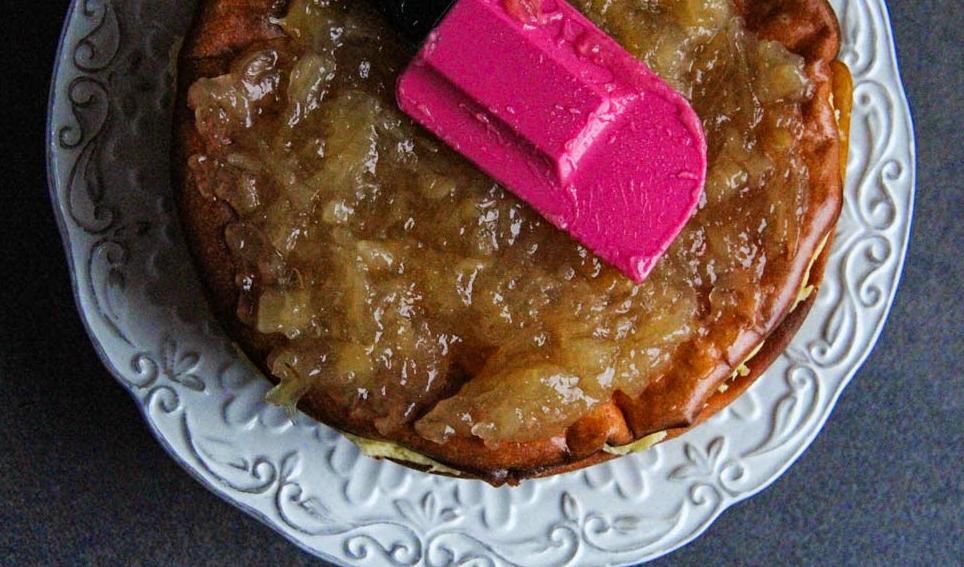 Нежный творожный торт с ананасовым джемом и сливочным кремом: десерт просто тает во рту