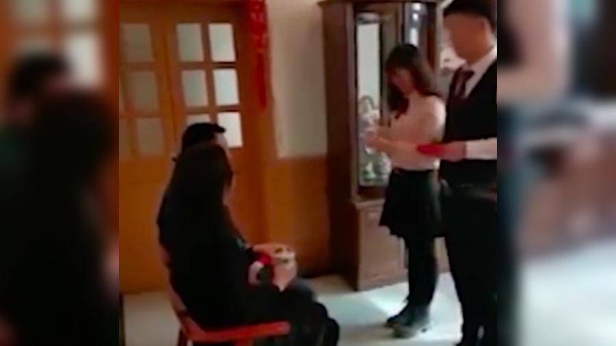 В Китае полицейский женился за минуту во время обеденного перерыва и снова вернулся к работе