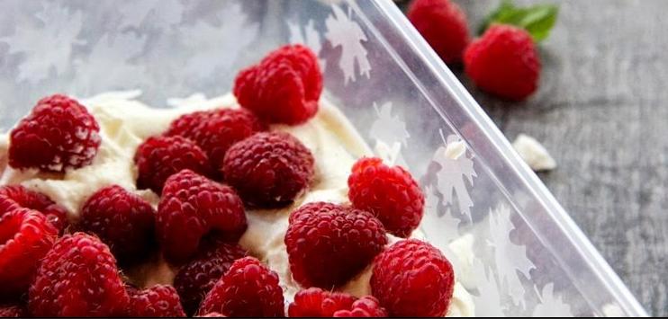 По вкусу почти как мороженое: десерт из безе, сливок и малины (рецепт)