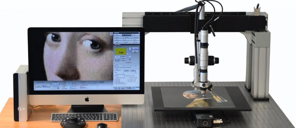 Картина "Девушка с жемчужной сережкой" была увеличена с помощью 3D-микроскопа