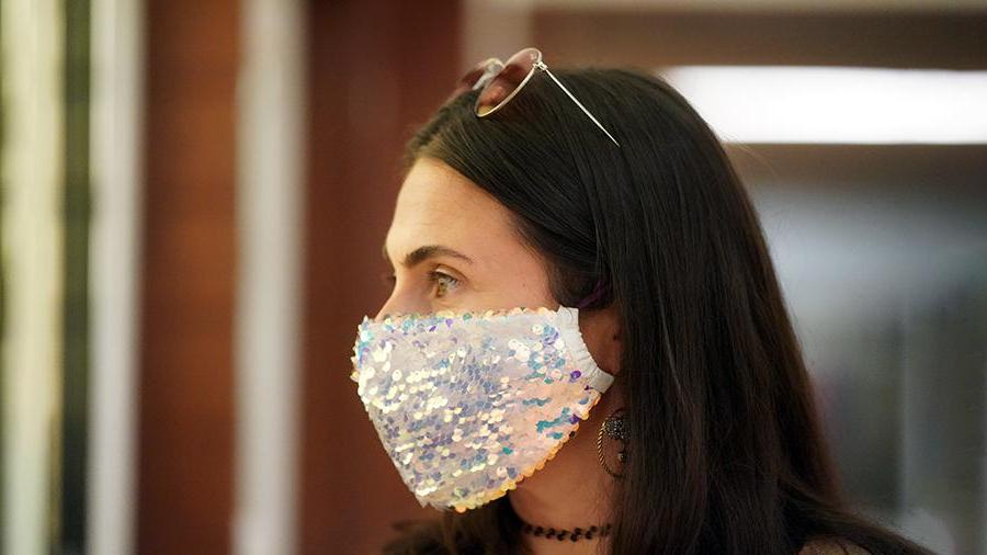 Нужно носить маску даже после вакцинации: врач скорой помощи объясняет причины