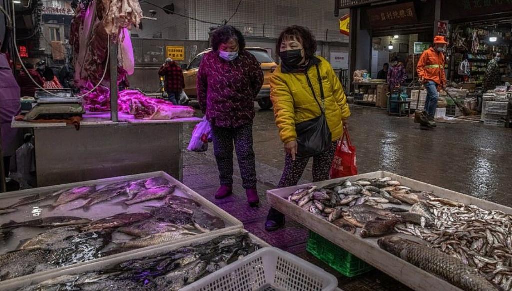 Заполненные клубы, открытый рыбный рынок и фильм, восхваляющий город: как сегодня живет Ухань (фото)