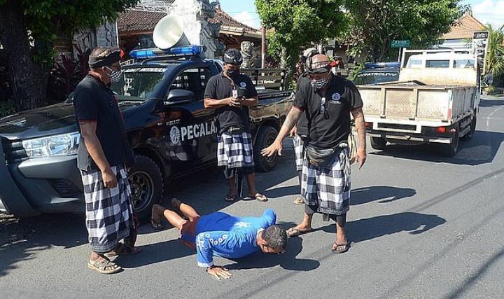 Туристов без масок на Бали заставляют в наказание делать по 50 отжиманий