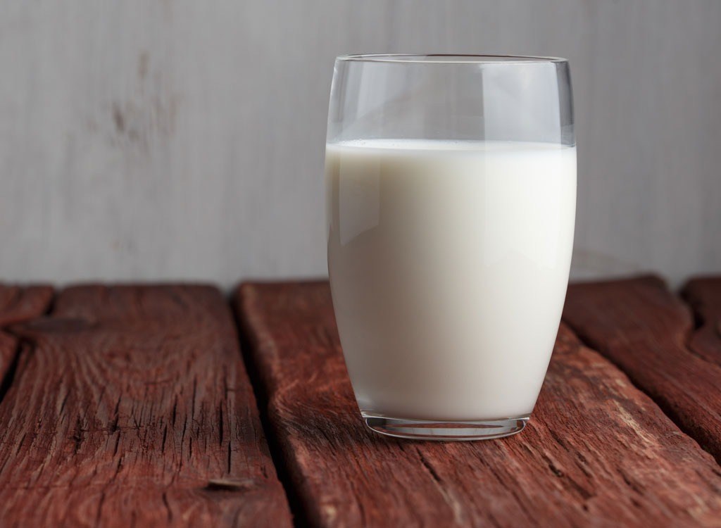 На ночь нужно выпить стакан теплого молока: названы доступные продукты и напитки, которые помогают избавиться от бессонницы