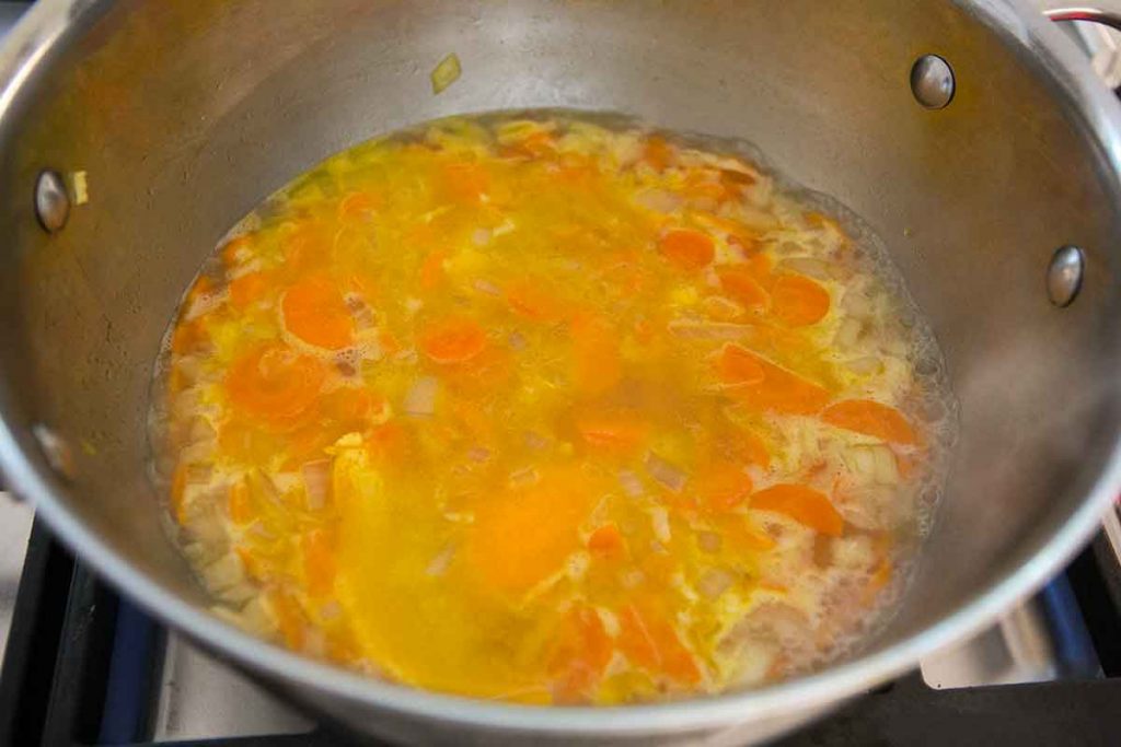 То что нужно, чтобы согреться: куриный бульон и имбирь превращаются в крем-суп