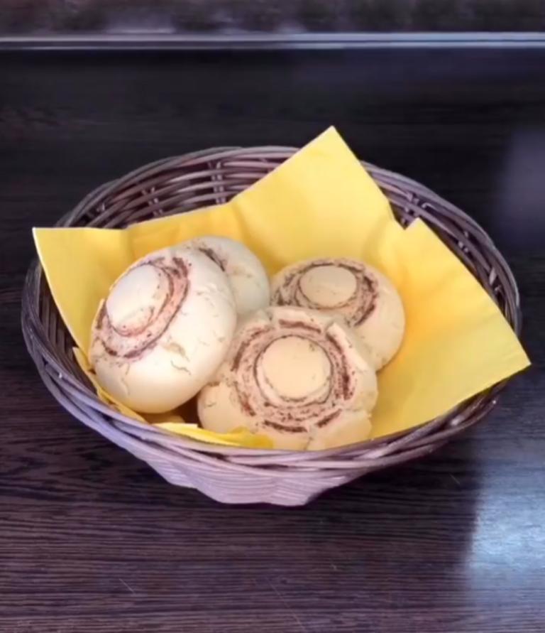 Напекли печенья к чаепитию: гости удивились, когда увидели на блюдце шампиньоны