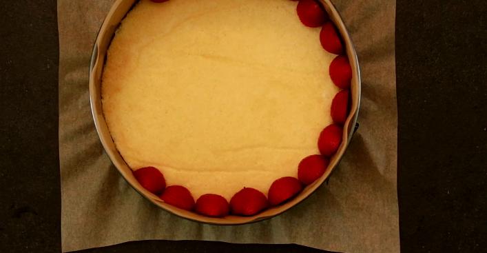 Бисквитный торт с клубничным муссом и желе: рецепт нежного и красивого десерта