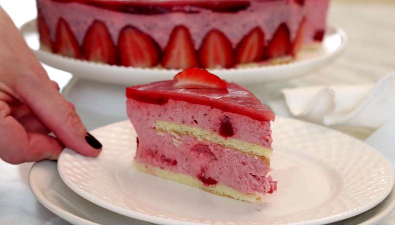 Бисквитный торт с клубничным муссом и желе: рецепт нежного и красивого десерта