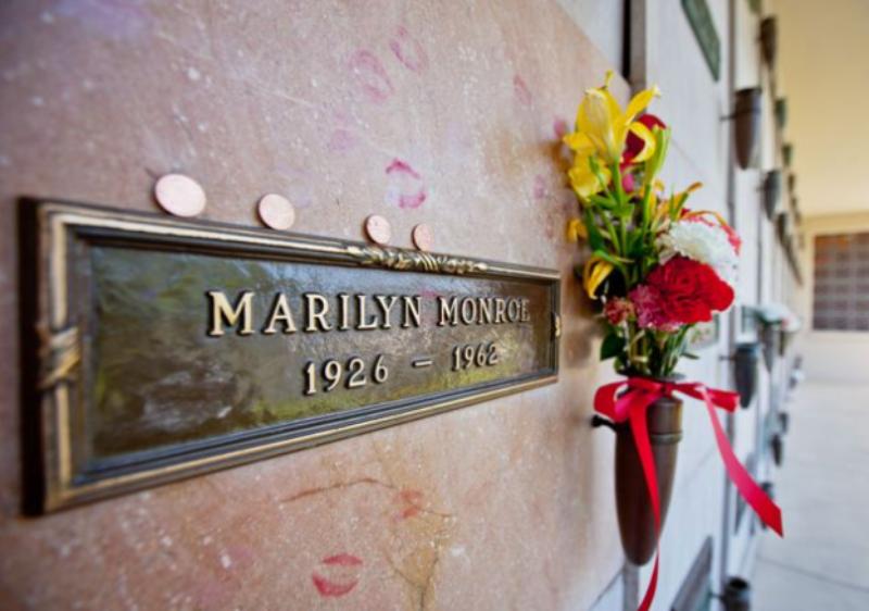 История любви Мэрилин Монро и Джо Ди Маджио. Их брак продлился всего 9 месяцев, но он не завершился с их разводом