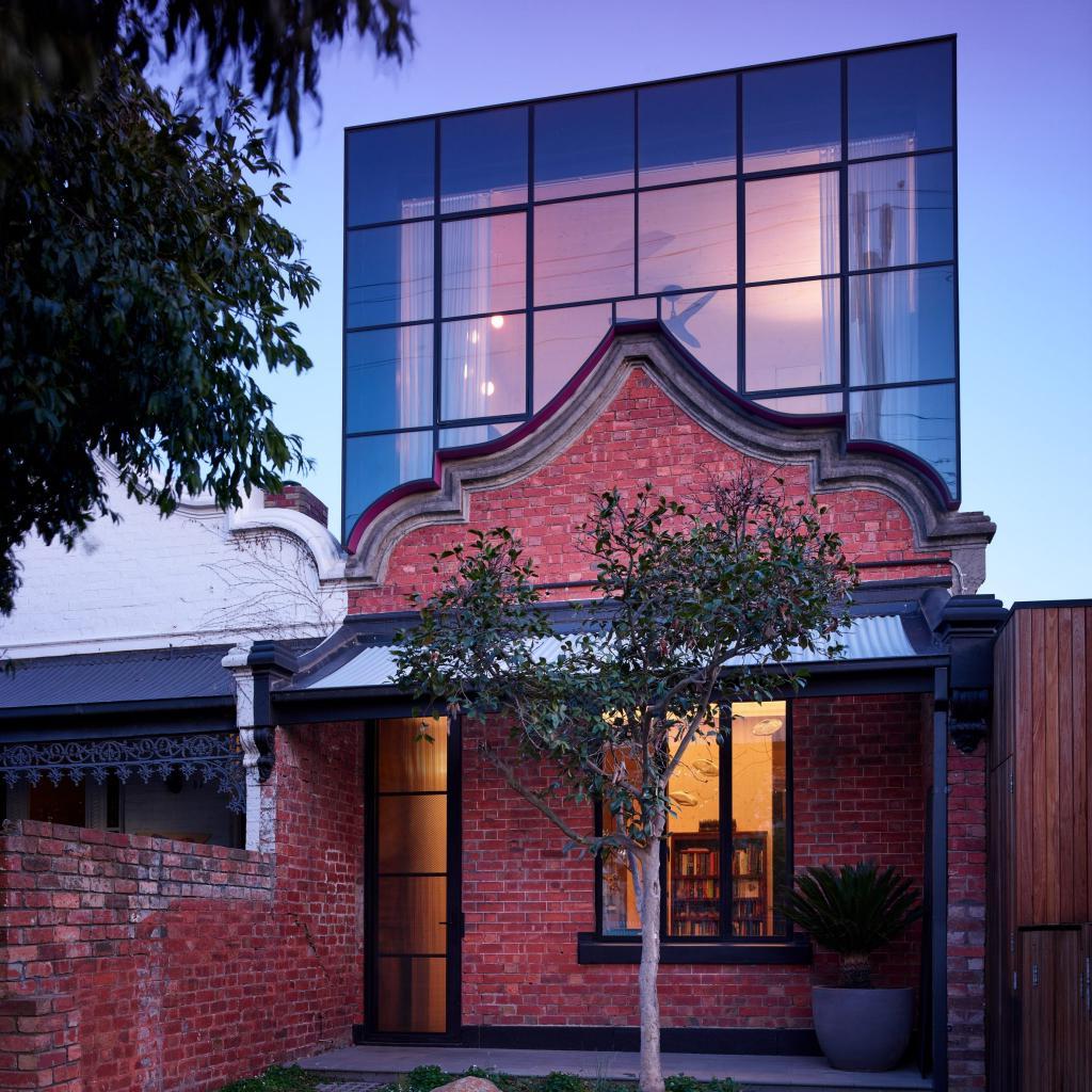 Дизайнеры к старенькому дому в Мельбурне сделали пристройку из стекла. Что получилось после реновации