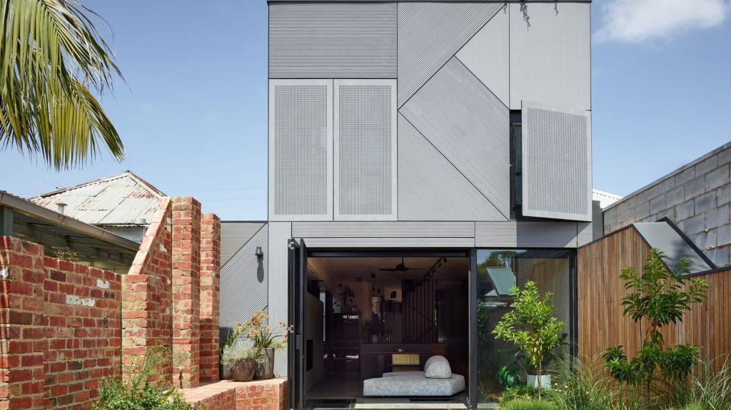 Дизайнеры к старенькому дому в Мельбурне сделали пристройку из стекла. Что получилось после реновации