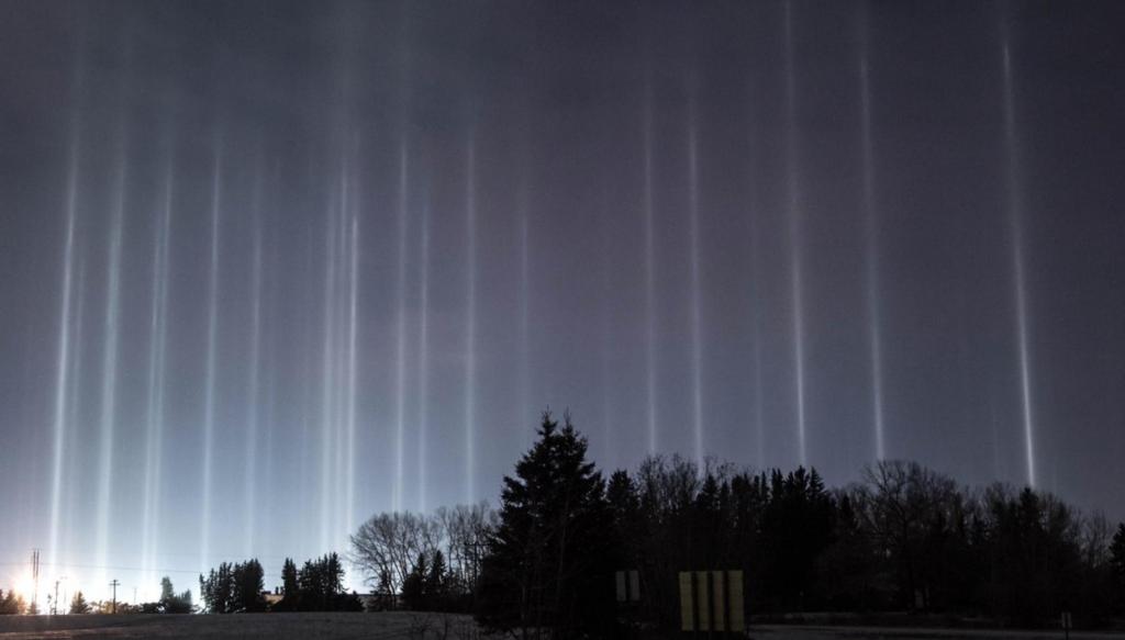 Атмосферное явление: над канадским городом заметили «лучи в космос» (фото)