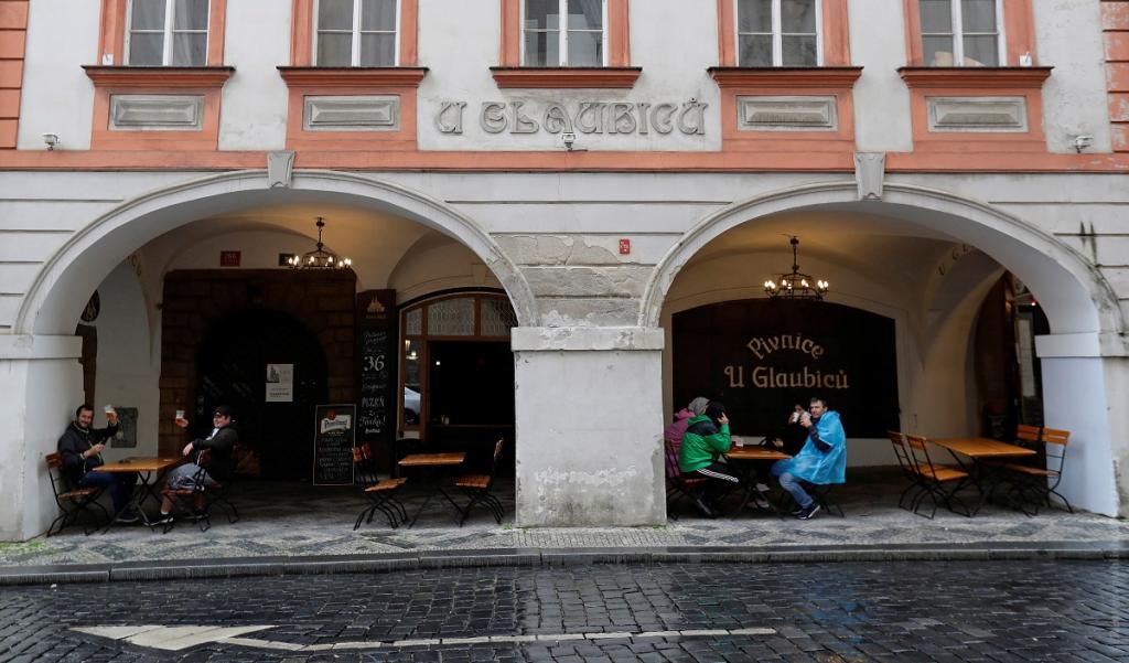 В Чехии открылись десятки ресторанов в знак протеста против ограничений в стране, вызванных пандемией
