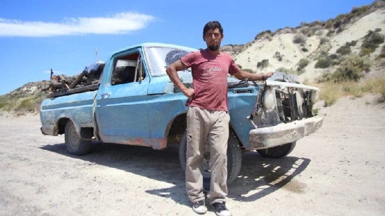 Видео аргентинского работяги на старом фургоне собрало больше 600 000 просмотров. Увидев, в каком состоянии находится машина, компания "Форд" решила помочь бедняге