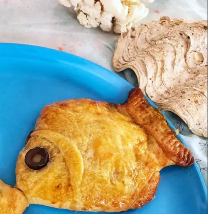 Легкий, вкусный и необычный рыбный пирог с лососем и шпинатом: особенно нравится детям