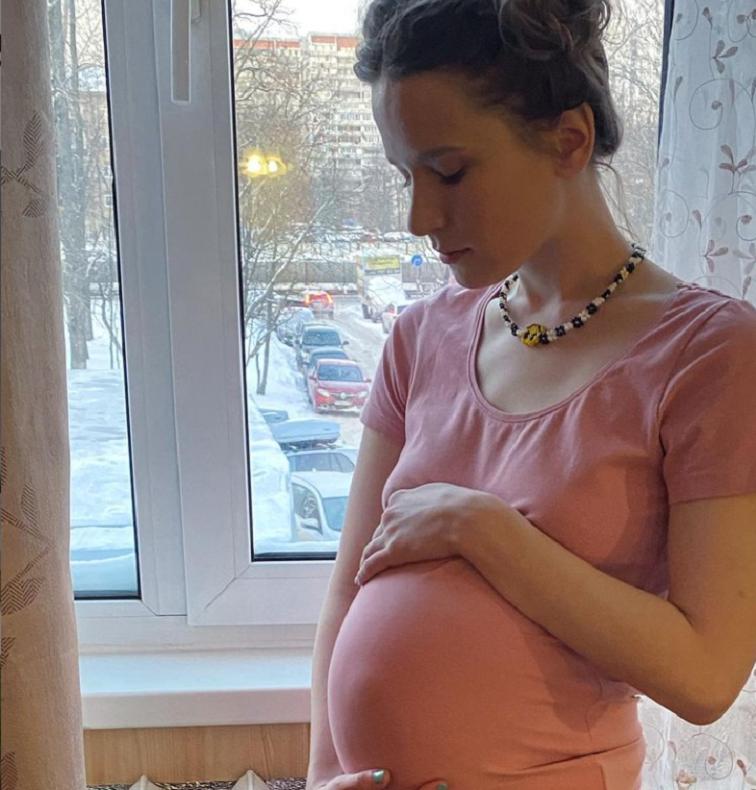 Монеточка огорошила подписчиков новостью о беременности: певица поделилась снимком с округлившимся животом и попросила помочь определиться с полом ребенка